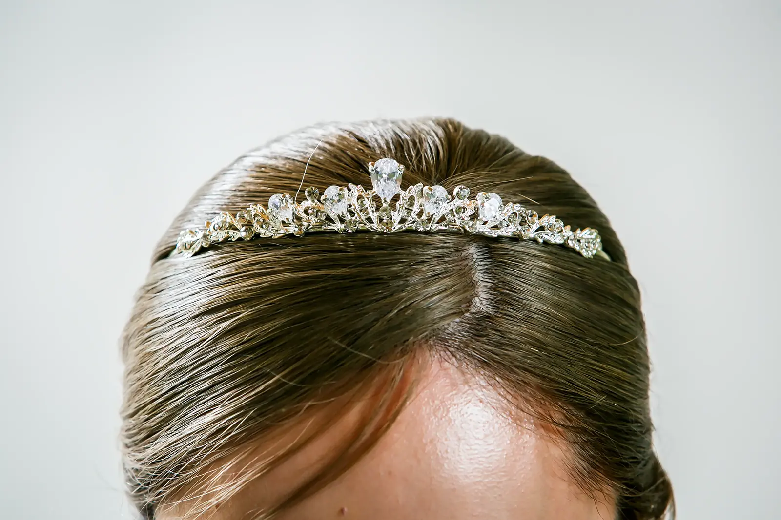 金沢のフォトウェディングで人気のクリスタルティアラとウェディングドレスの花嫁ヘア