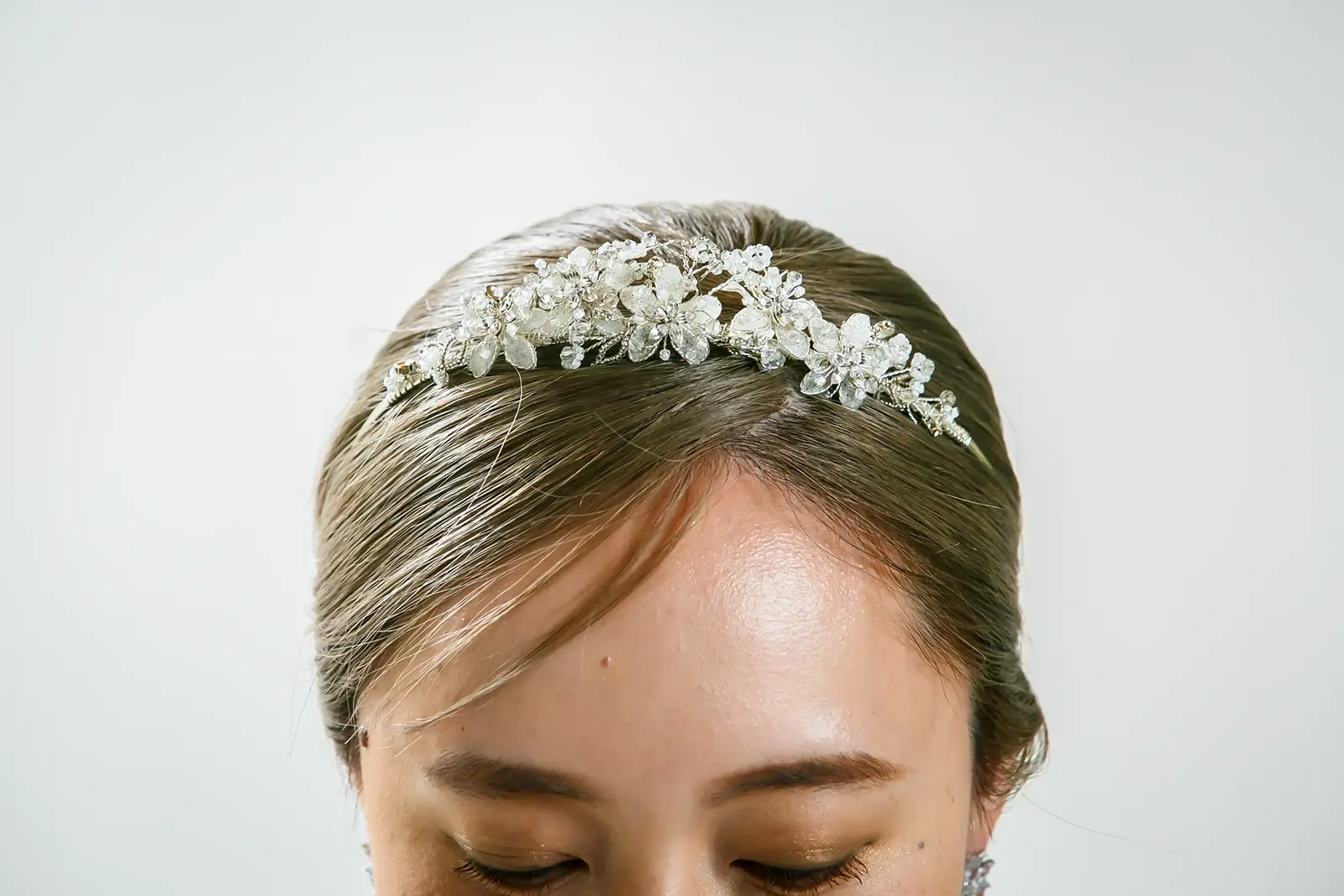 金沢のウェディングドレスに映えるフラワーモチーフティアラ