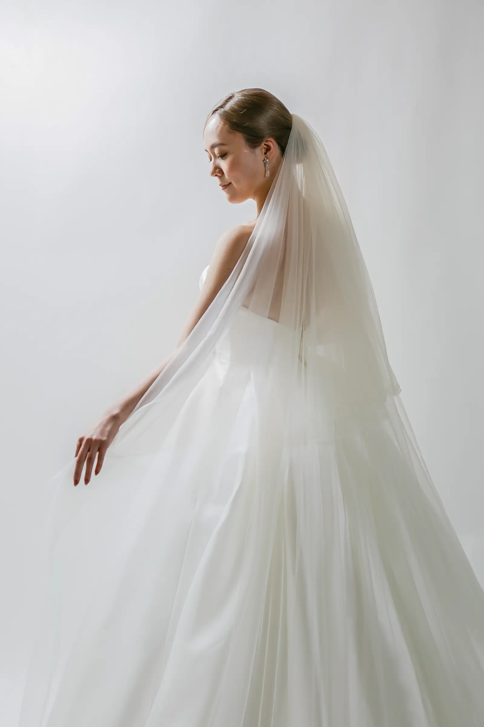 金沢のフォトウェディングで映えるロングベールとウェディングドレスのコーディネート