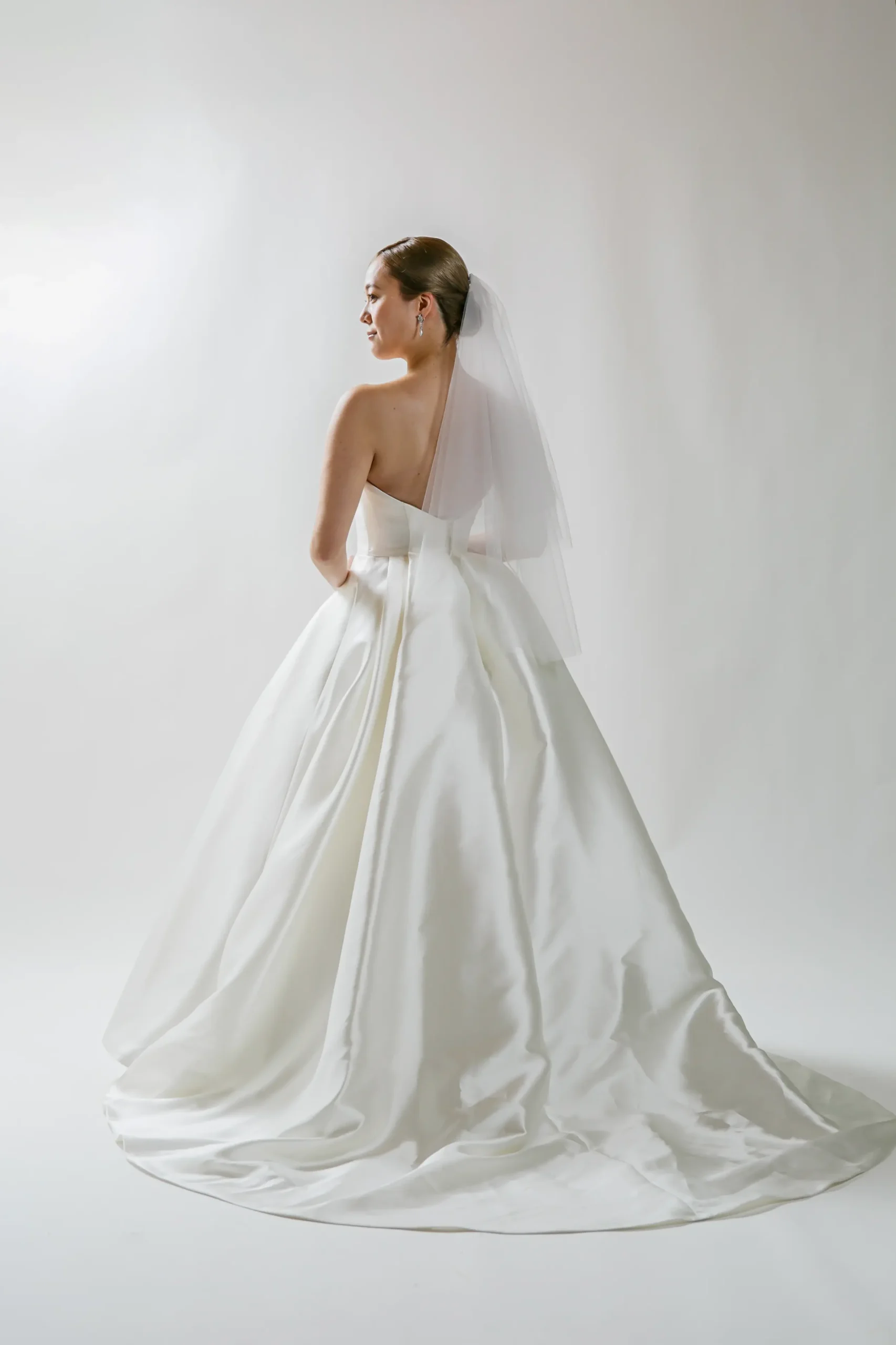 金沢のウェディングドレスに合うショートベールのバックスタイル