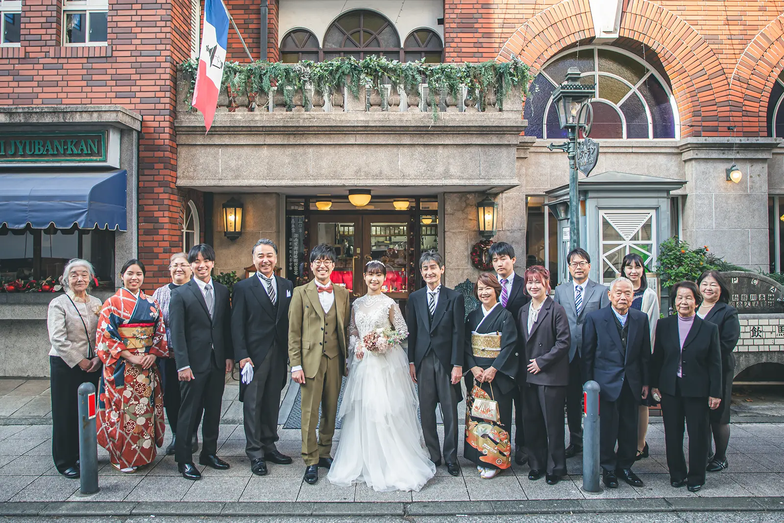 ご家族や親族が集まり、笑顔で会話を楽しみながら食事をするウェディング会食風景。落ち着いた空間で絆を深める、フォトジェリッシュがプロデュースする少人数ウェディングの様子