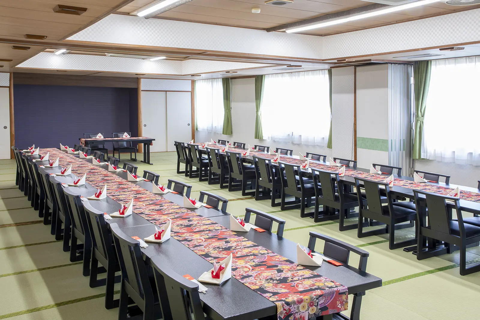 KKR江ノ島の会食会場。畳の床に和のテーブルセッティングが施され、落ち着いた雰囲気の中で親族との食事会が行える、和風のウェディングレセプション会場。