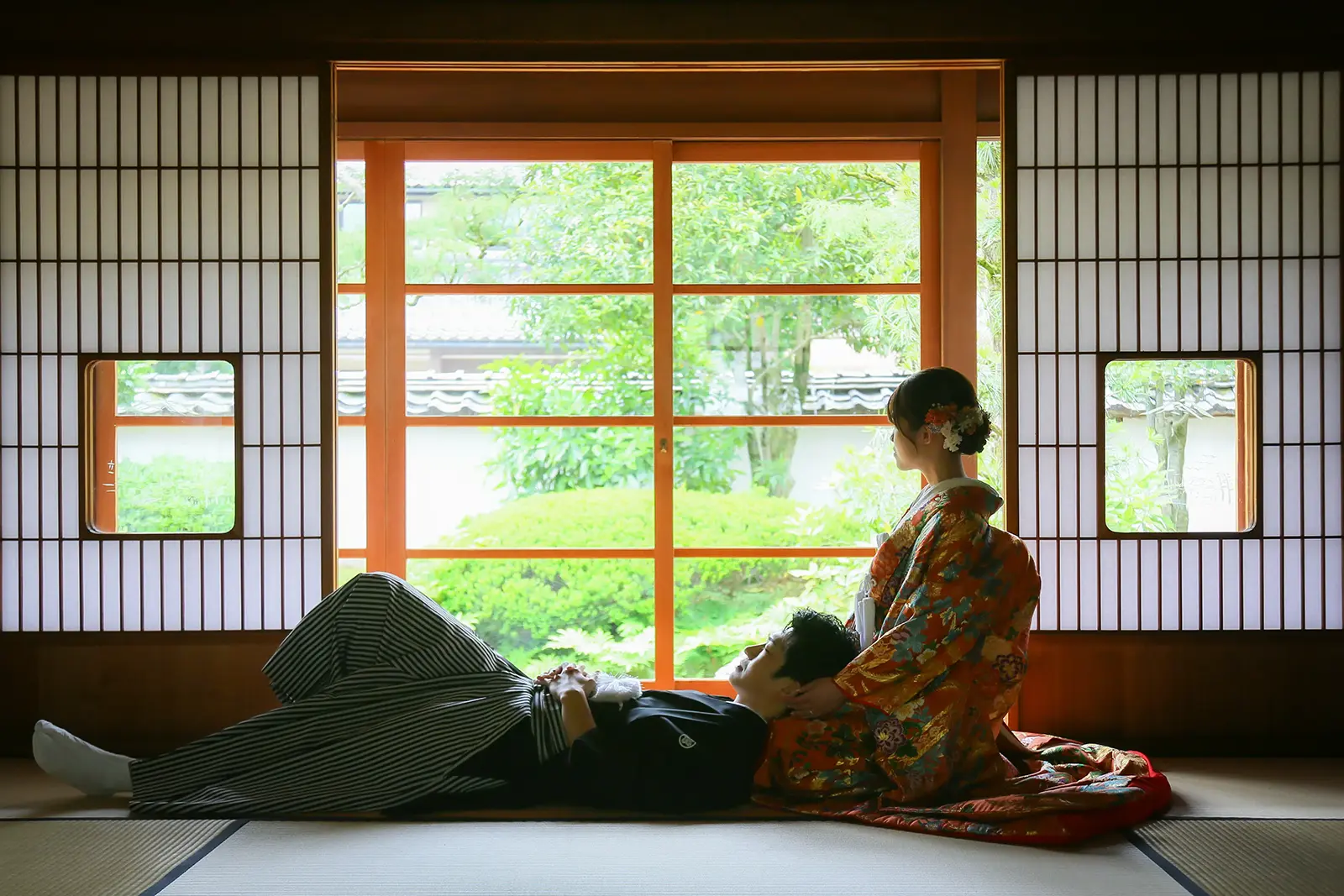 旧高峰家の和室で色打掛姿の花嫁と紋付袴姿の新郎が撮影する和装フォト