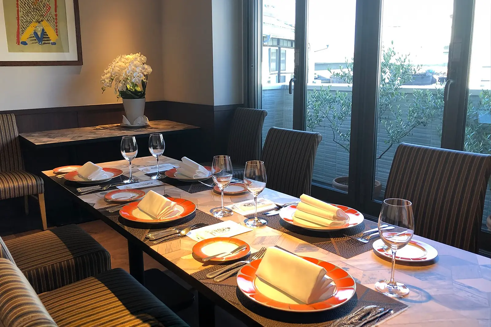 横浜・フレンチレストラン「ラ・ロワイヤル」の上質な会食会場。落ち着いた照明と高級感のあるテーブル装飾が、特別なレストランウェディングの雰囲気を演出している。