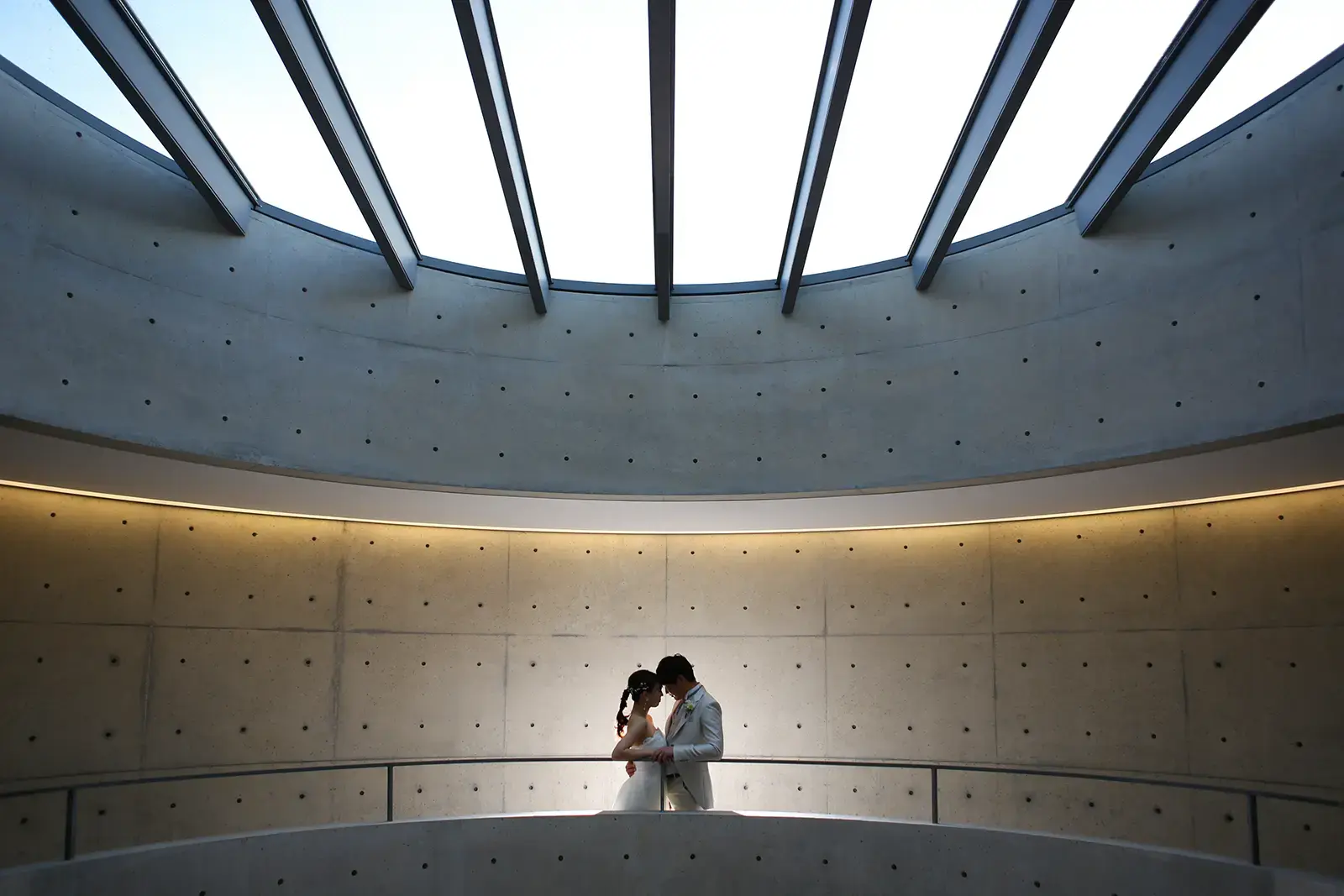 西田幾多郎記念哲学館の円形空間で撮影する新郎新婦のフォトウェディング