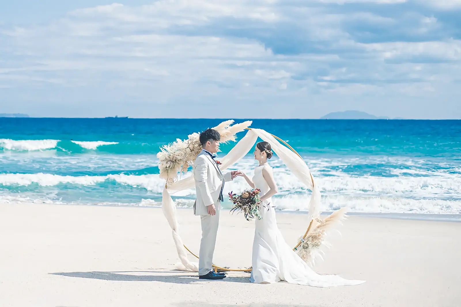 クラシカルな教会チャペルにて、挙式を終え拍手に包まれる新郎新婦。豊かな緑と木漏れ日に祝福される本格的な挙式と会食がセットになったフォトウェディング。