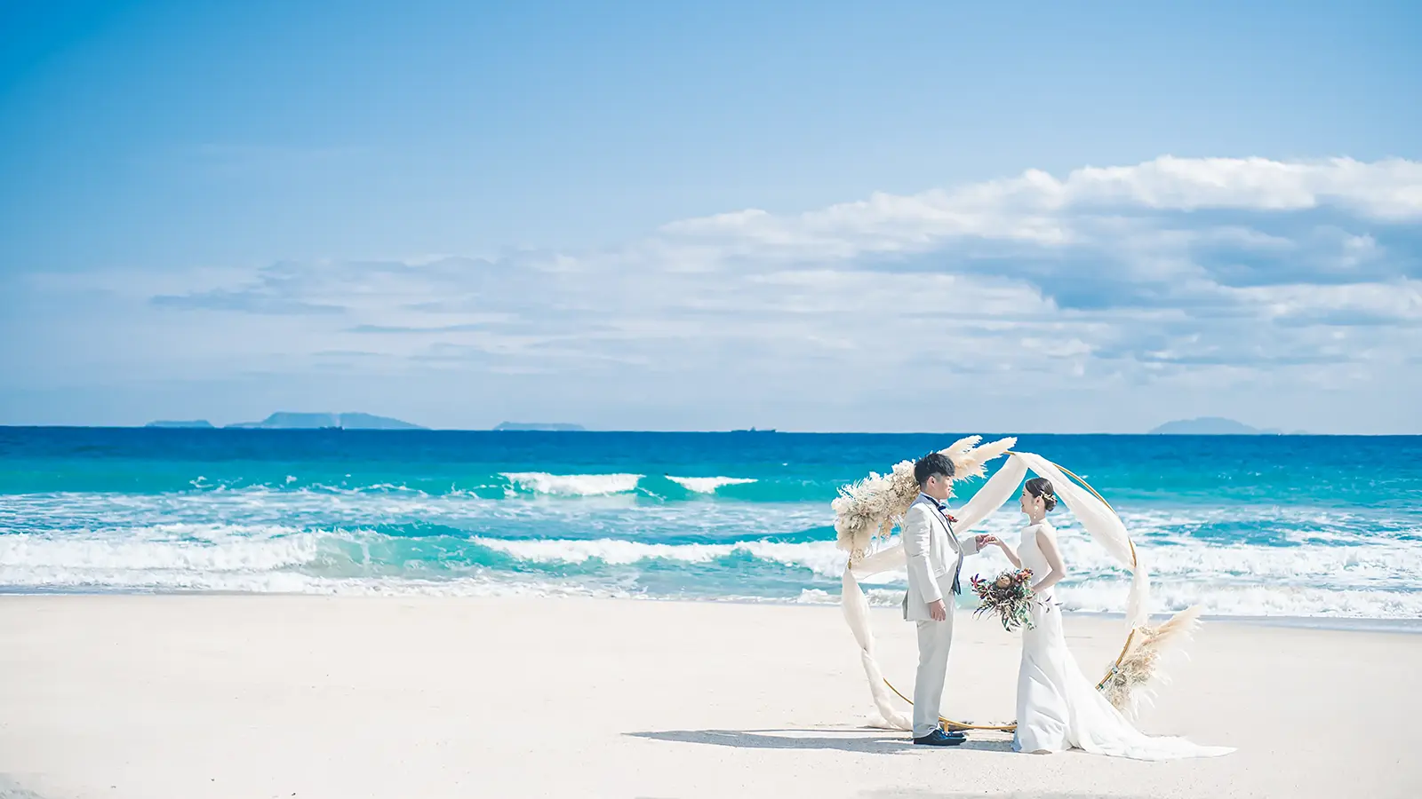 伊豆下田・白浜エリアでのビーチフォトウェディング。透明度抜群の海を背景にしたロケーションフォト。