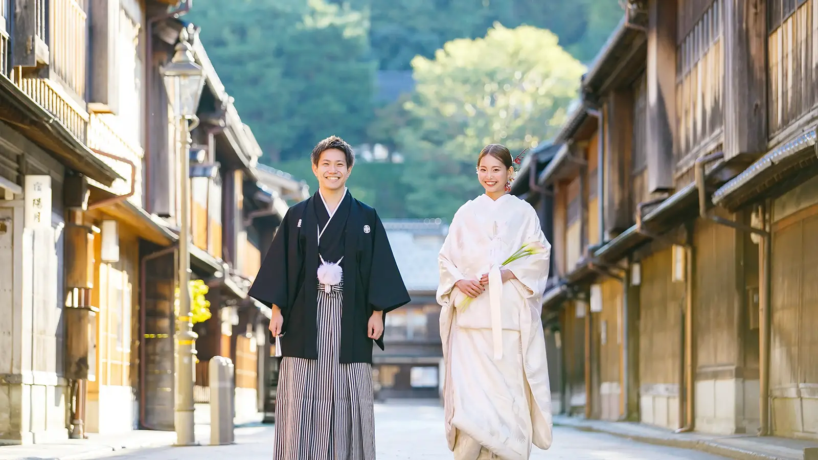 金沢・ひがし茶屋街での白無垢和装フォトウェディング。伝統ある街並みの中で、自由な感性と家族との大切な時間を形にする上質なロケーションフォト。