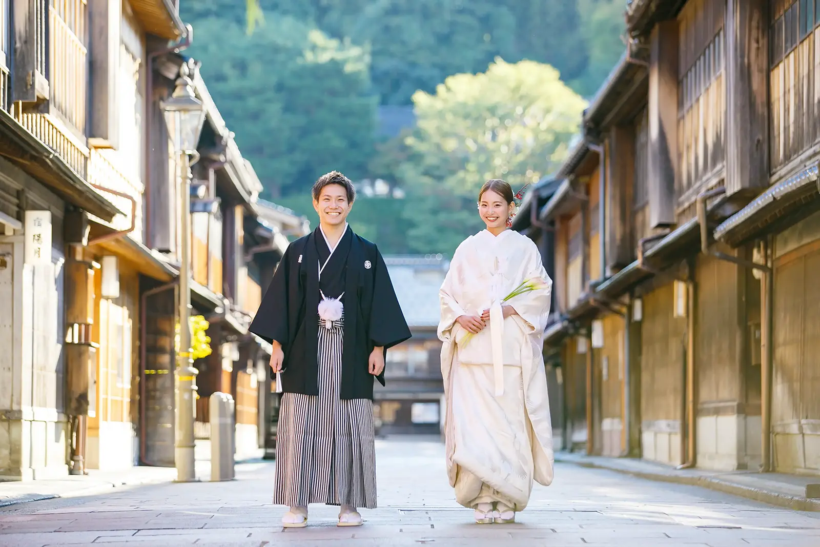 金沢ひがし茶屋街で和装前撮りを行う白無垢と紋付袴の新郎新婦