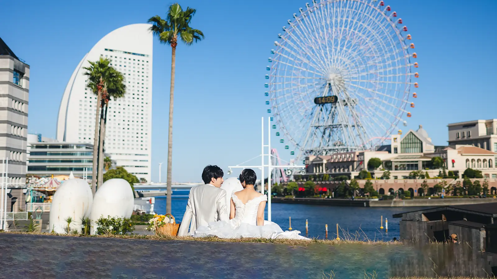 横浜みなとみらいでのウェディングフォト。観覧車や海を背景にした、圧倒的な開放感と自由なロケーション撮影。