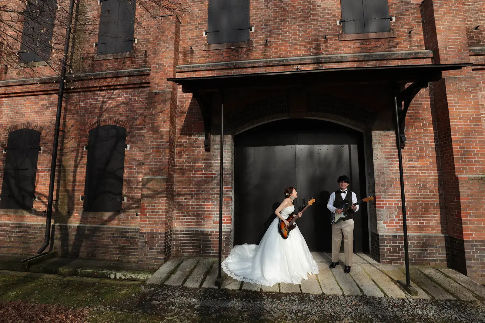 赤レンガミュージアムの外観前でドレス姿の新郎新婦が撮影するフォトウェディング