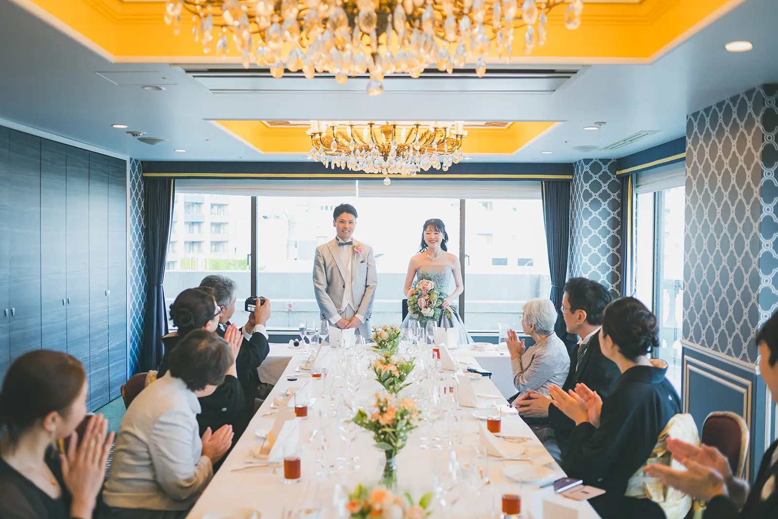 横浜中華街にあるローズホテル横浜のウェディング会食会場。華やかで気品のあるインテリアに囲まれ、家族での温かい食事会に最適なレストランウェディングの空間。