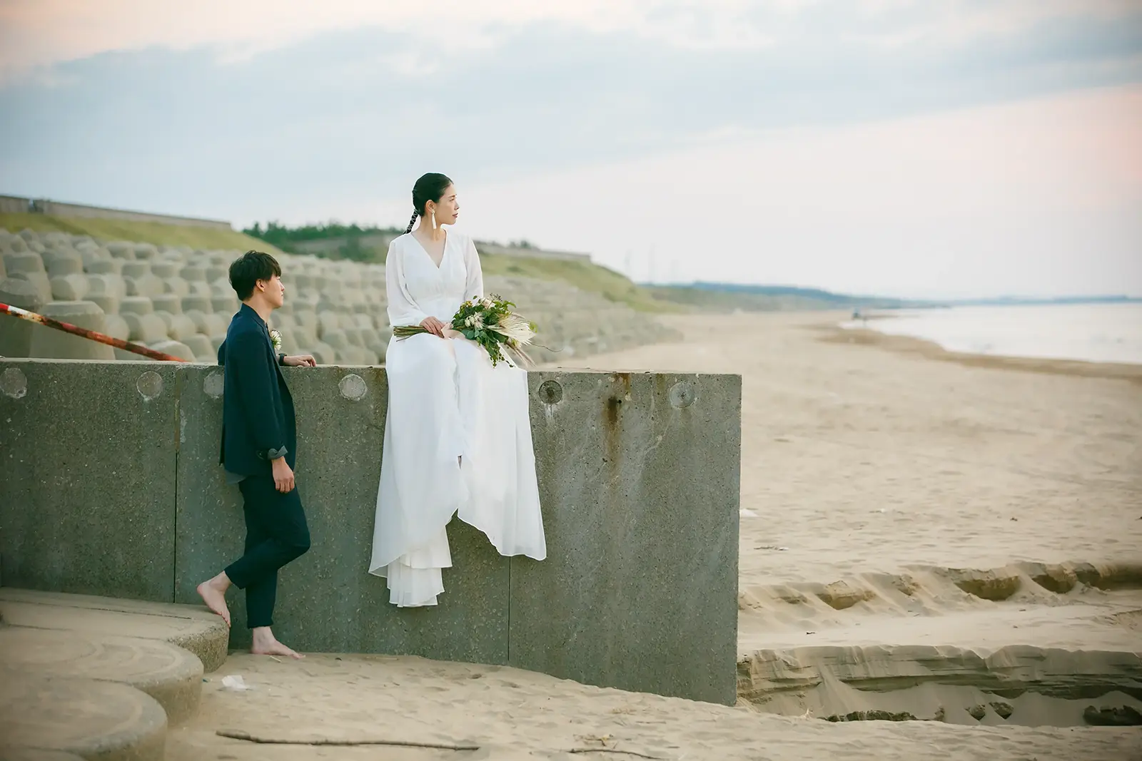 白尾海水浴場でドレス姿の新郎新婦が海を背景に撮影するフォトウェディング