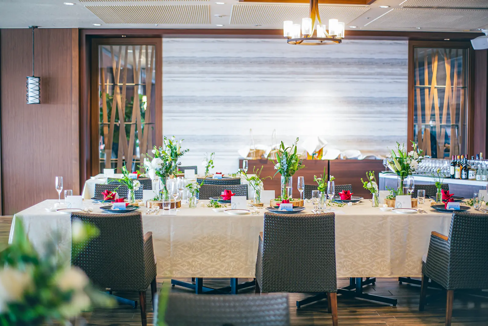 大磯プリンスホテルのウェディング会食会場。華やかなテーブル装花と洗練されたテーブルコーディネートが整えられ、落ち着いた雰囲気の中で行われる上質な食事会の様子。