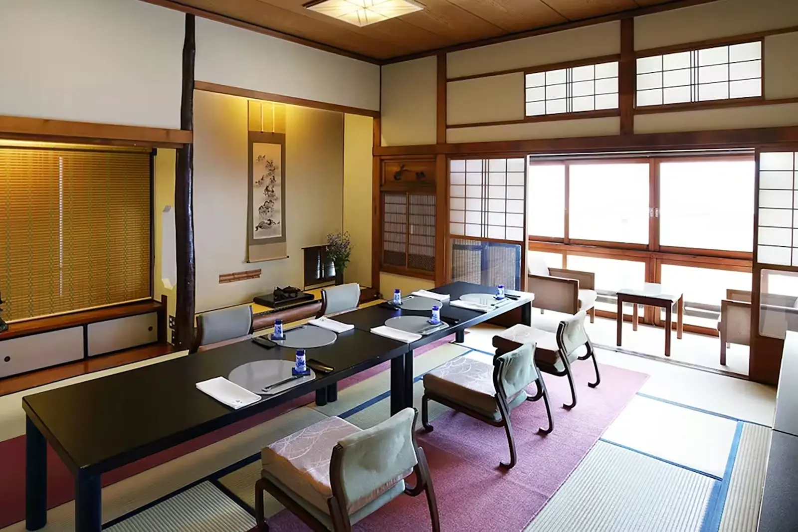 横浜・田中屋の落ち着いた会食会場。畳の床に座椅子が並び、伝統的な和の設えと掛け軸が飾られた、格式高く和やかなウェディング会食の空間。