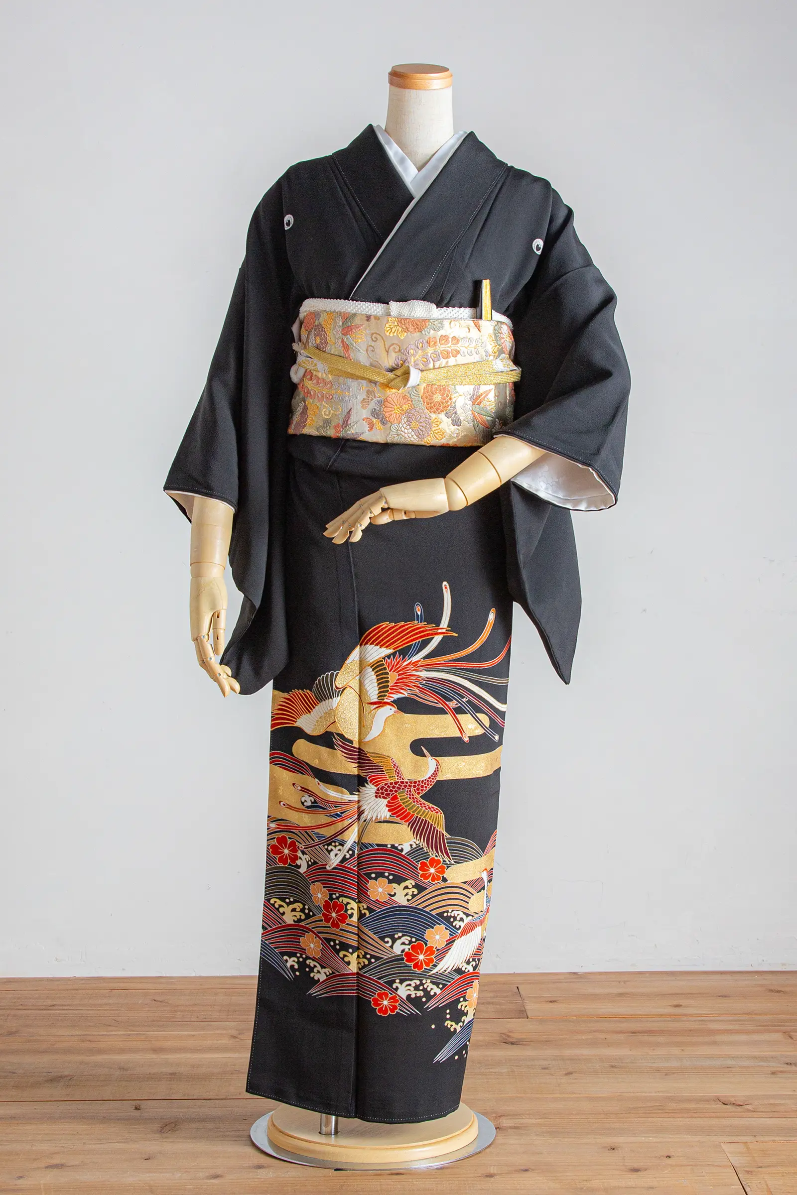 家族婚やフォトウェディングの会食におすすめの、鶴と波文様が華やかな黒留袖の全身写真