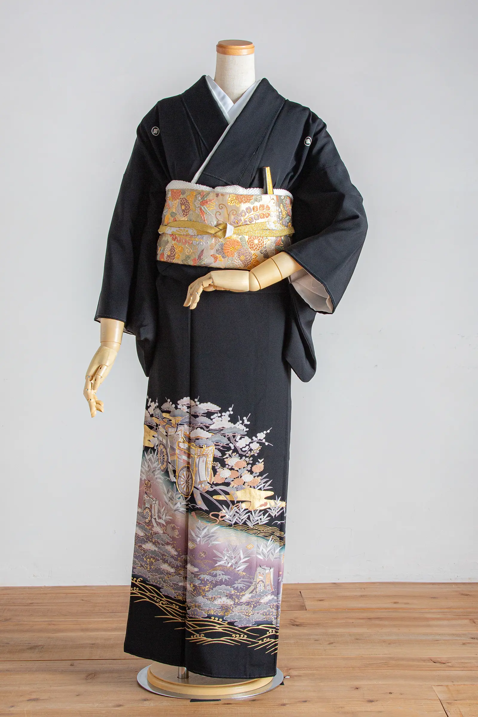 家族婚や会食付きフォトウェディングにおすすめの、御所車と四季草花文様が入った黒留袖の全身写真