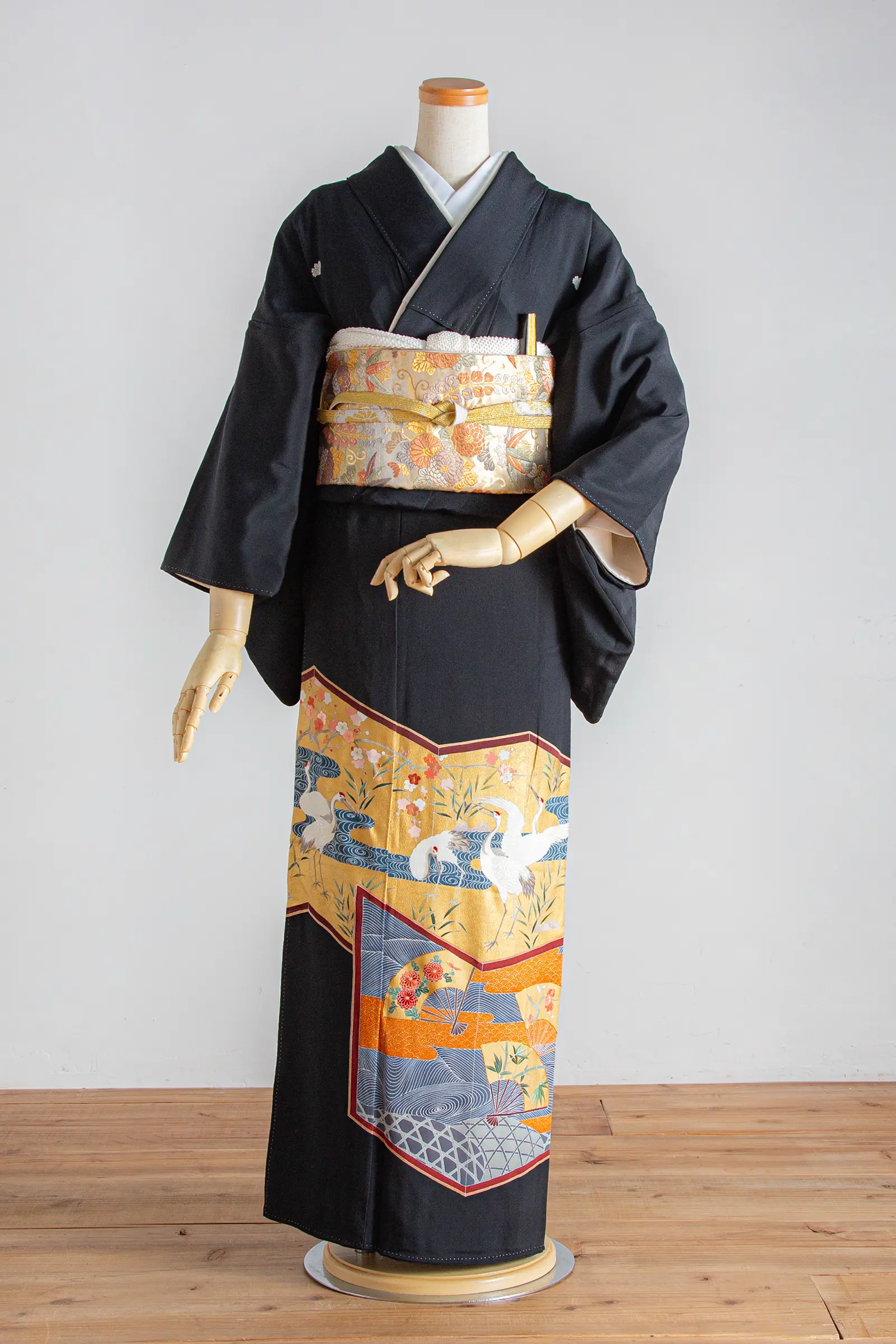 家族婚やフォトウェディング後の会食におすすめの、鶴と御所風景文様が上品な黒留袖の全身写真