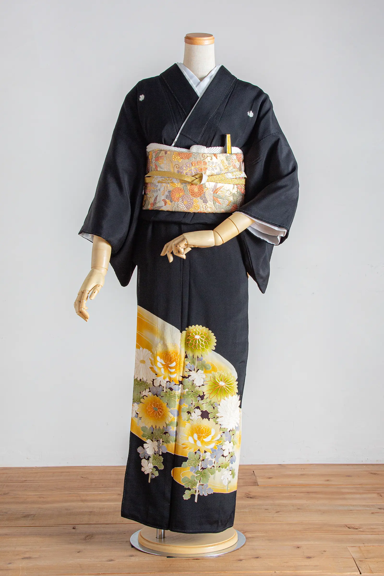 結婚式の親族衣装や家族会食におすすめの、菊花文様が上品に描かれた黒留袖の全身写真