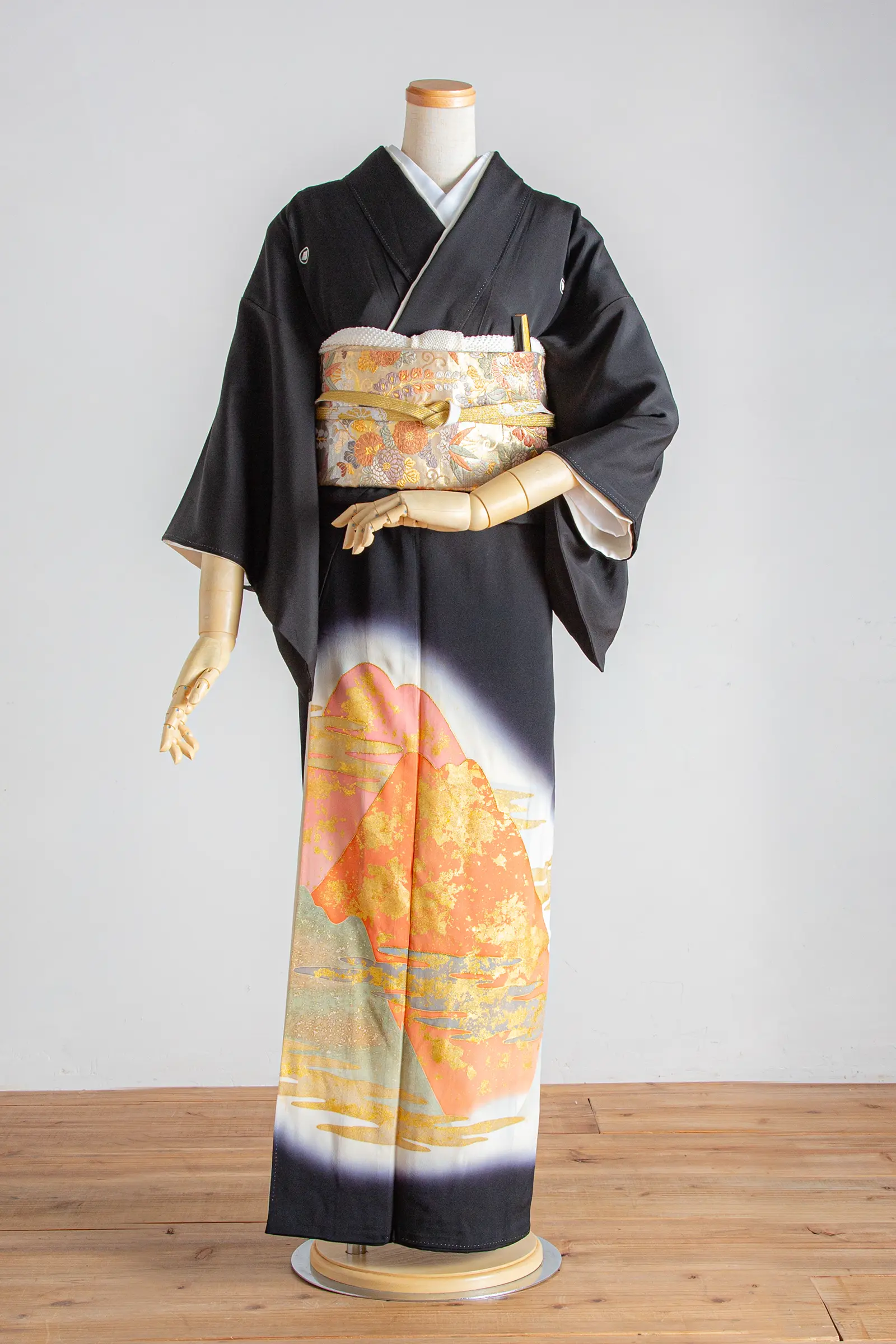 家族婚や会食付きフォトウェディングにおすすめの、富士山文様が印象的な黒留袖の全身写真