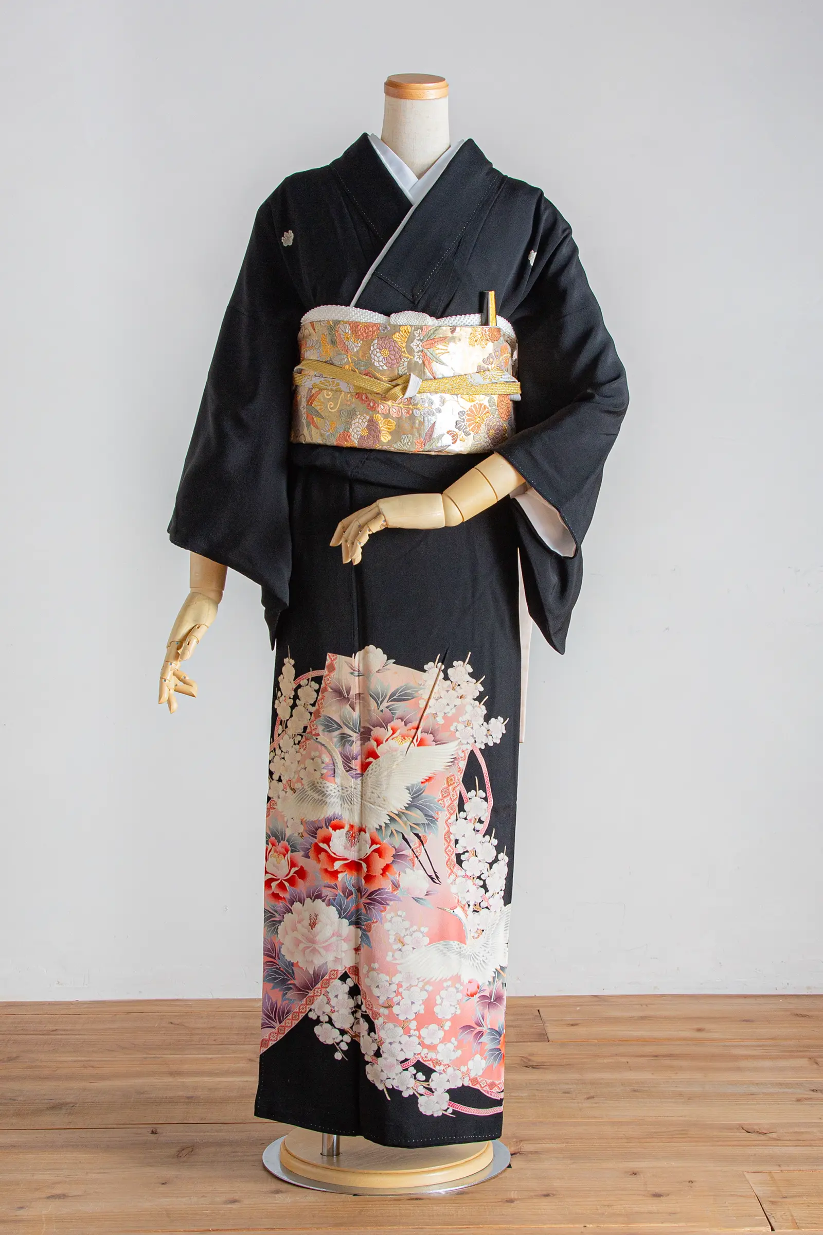 家族婚やフォトウェディング後の会食におすすめの、鶴と花文様が華やかな黒留袖の全身写真