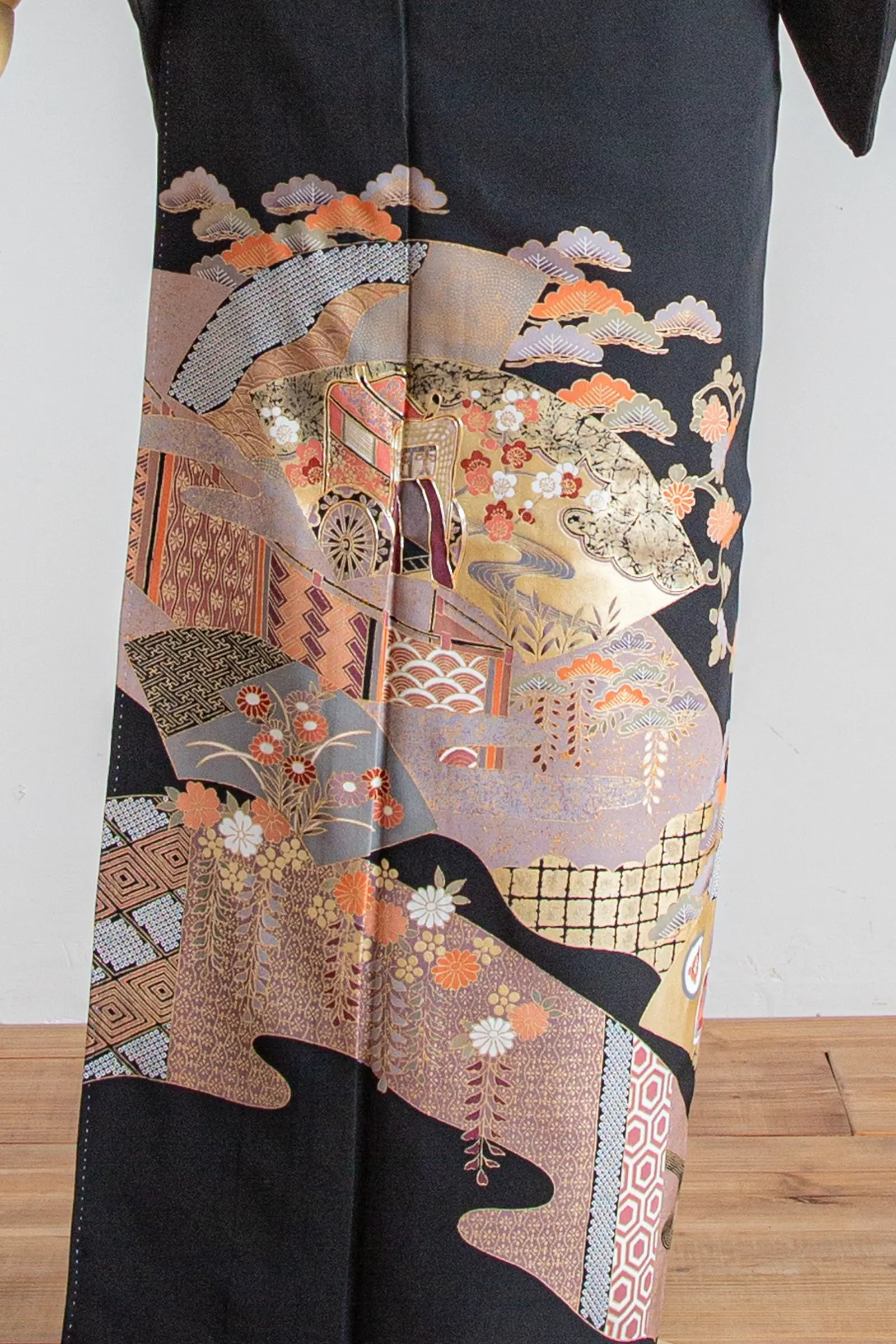 家族婚やフォトウェディングの会食に合う、御所車文様をあしらった黒留袖の柄アップ写真