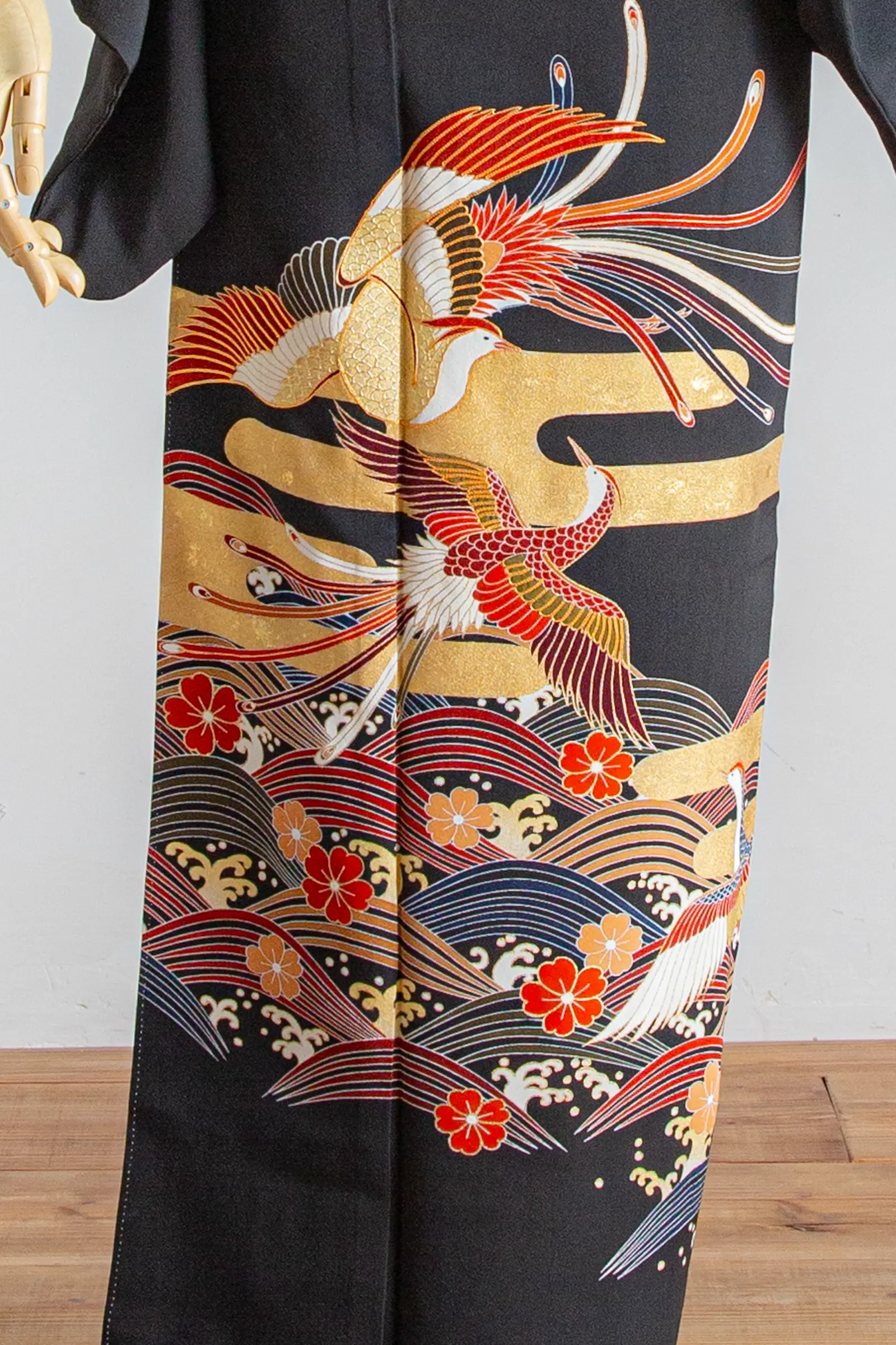 結婚式や家族会食におすすめの黒留袖に描かれた鶴と波文様の柄アップ写真