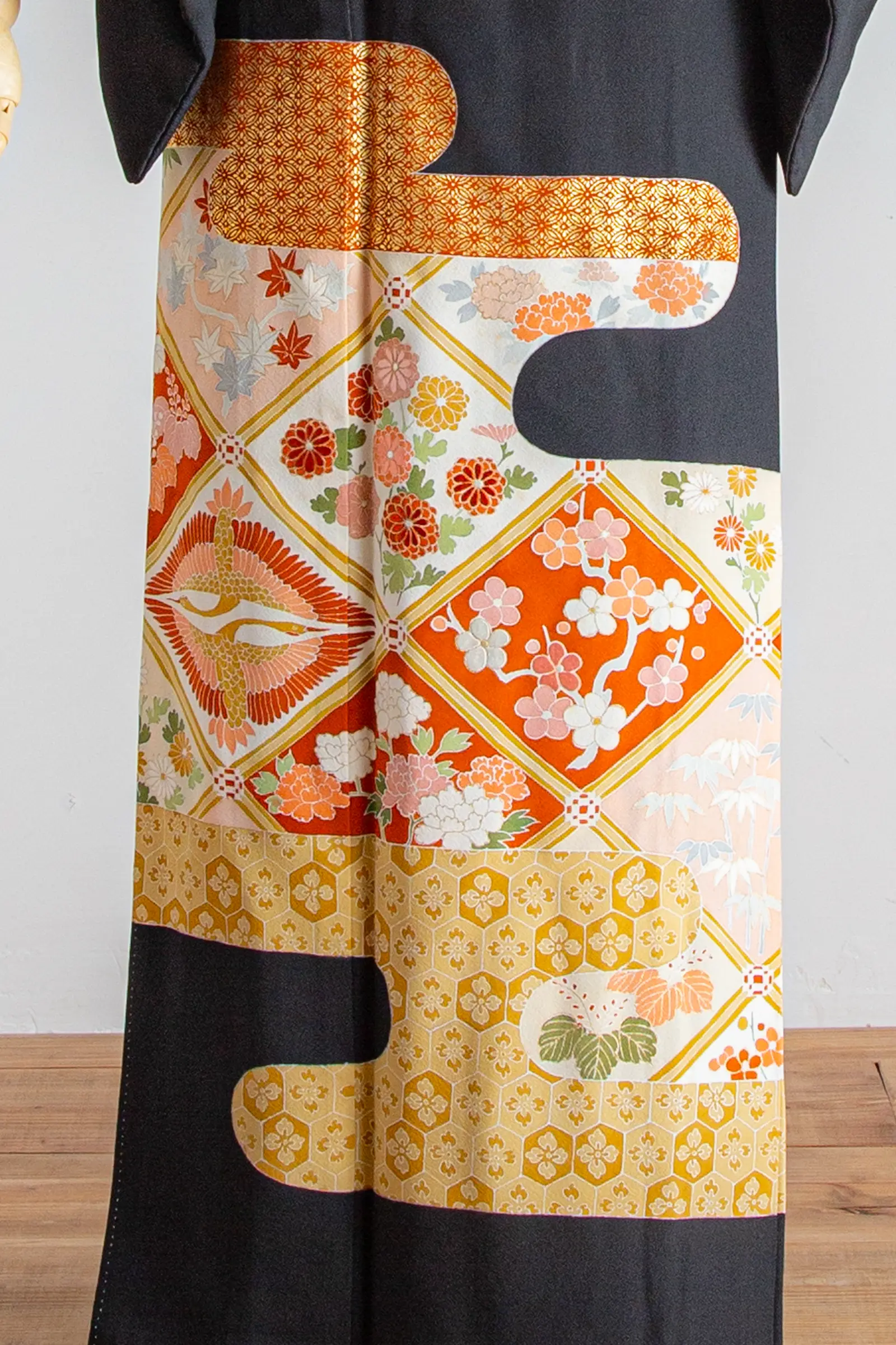 フォトウェディングや家族会食に合う黒留袖の、七宝と花文様の古典柄アップ写真