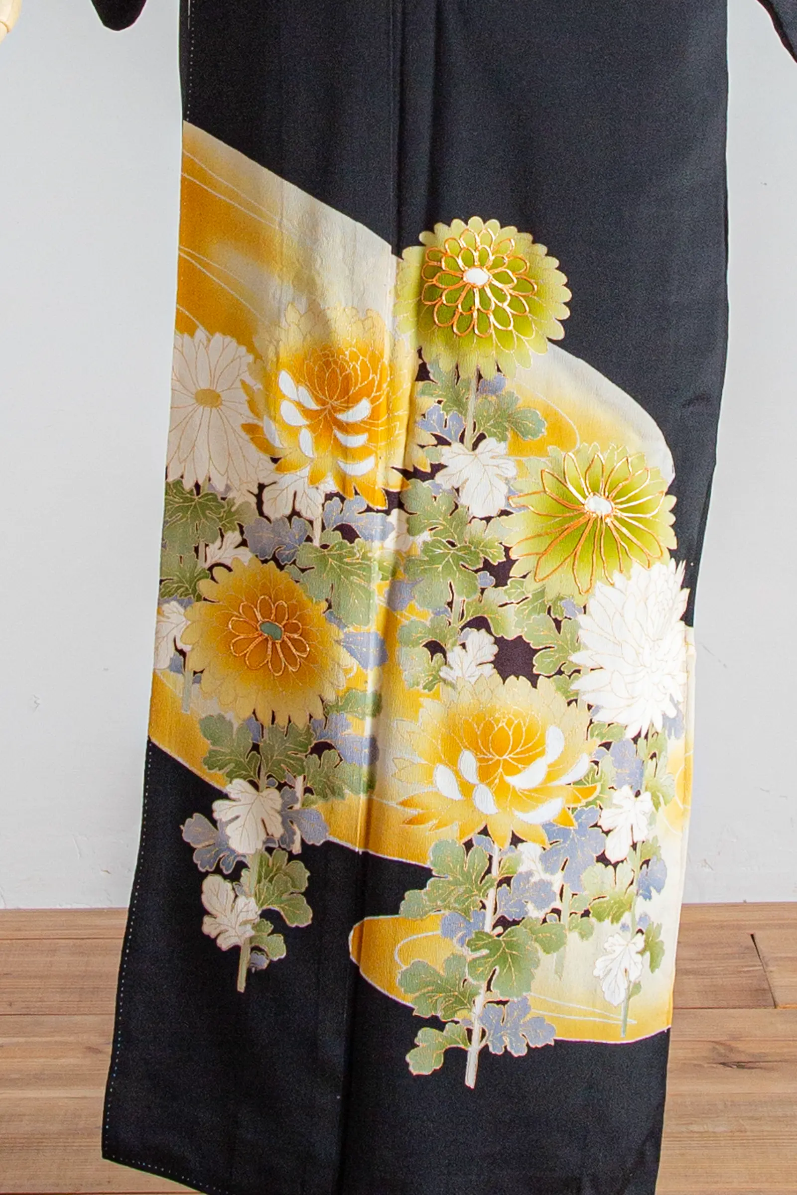 家族婚やフォトウェディングの会食におすすめの黒留袖に描かれた菊花文様の柄アップ写真