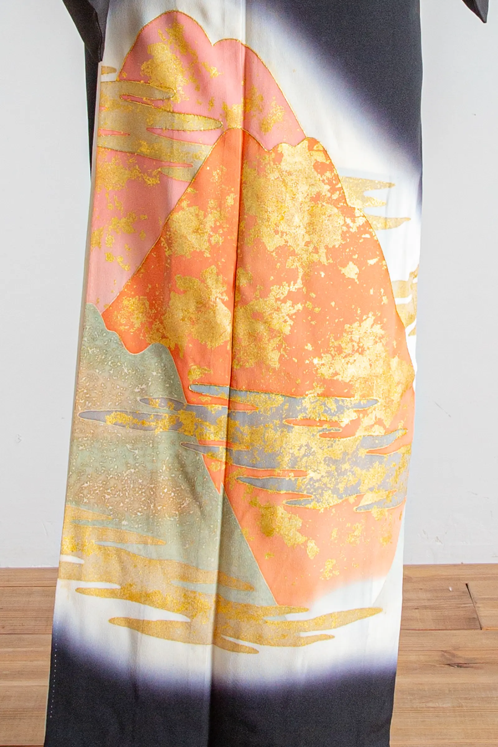 フォトウェディングや家族会食におすすめの黒留袖に描かれた富士山文様の柄アップ写真