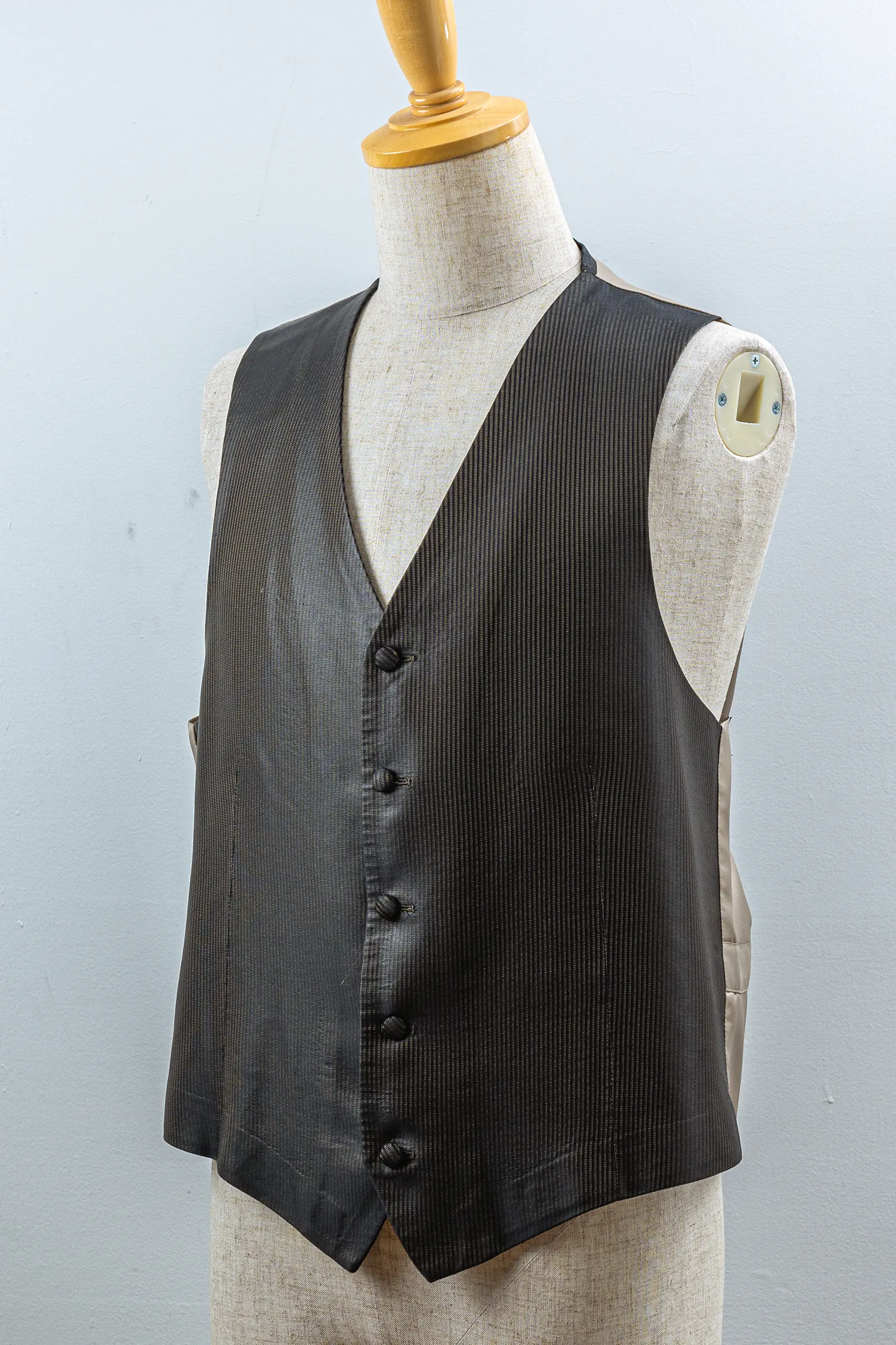 新郎用ダークグレーのメンズベスト 織り柄入り結婚式タキシード用ベスト