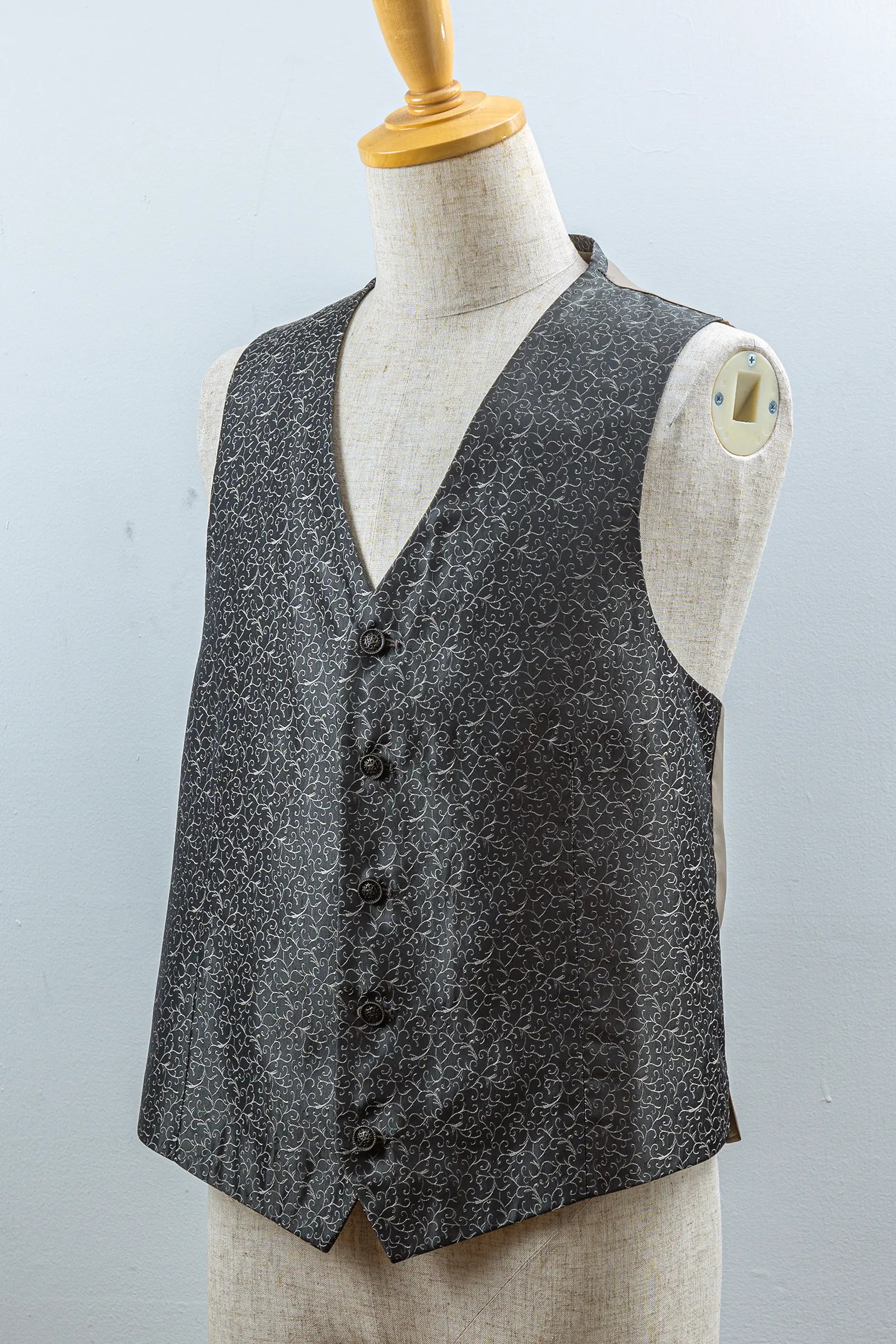 新郎用チャコールグレーのメンズベスト 唐草柄フォーマルベスト 結婚式用