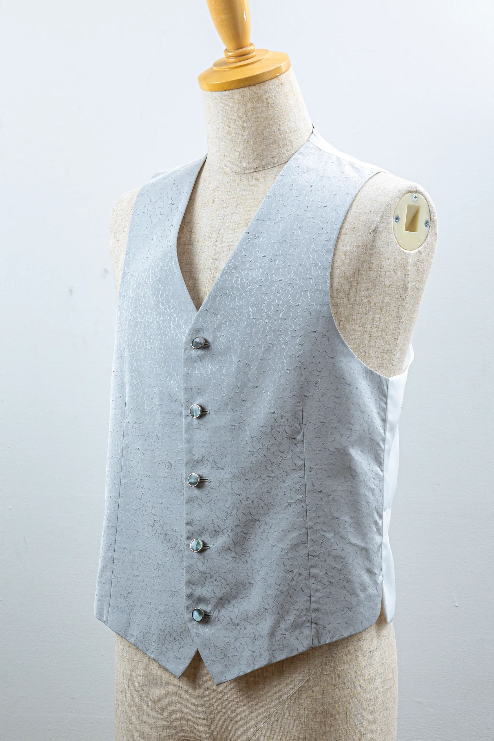 新郎用ライトグレーの総柄メンズベスト 結婚式フォーマルベスト