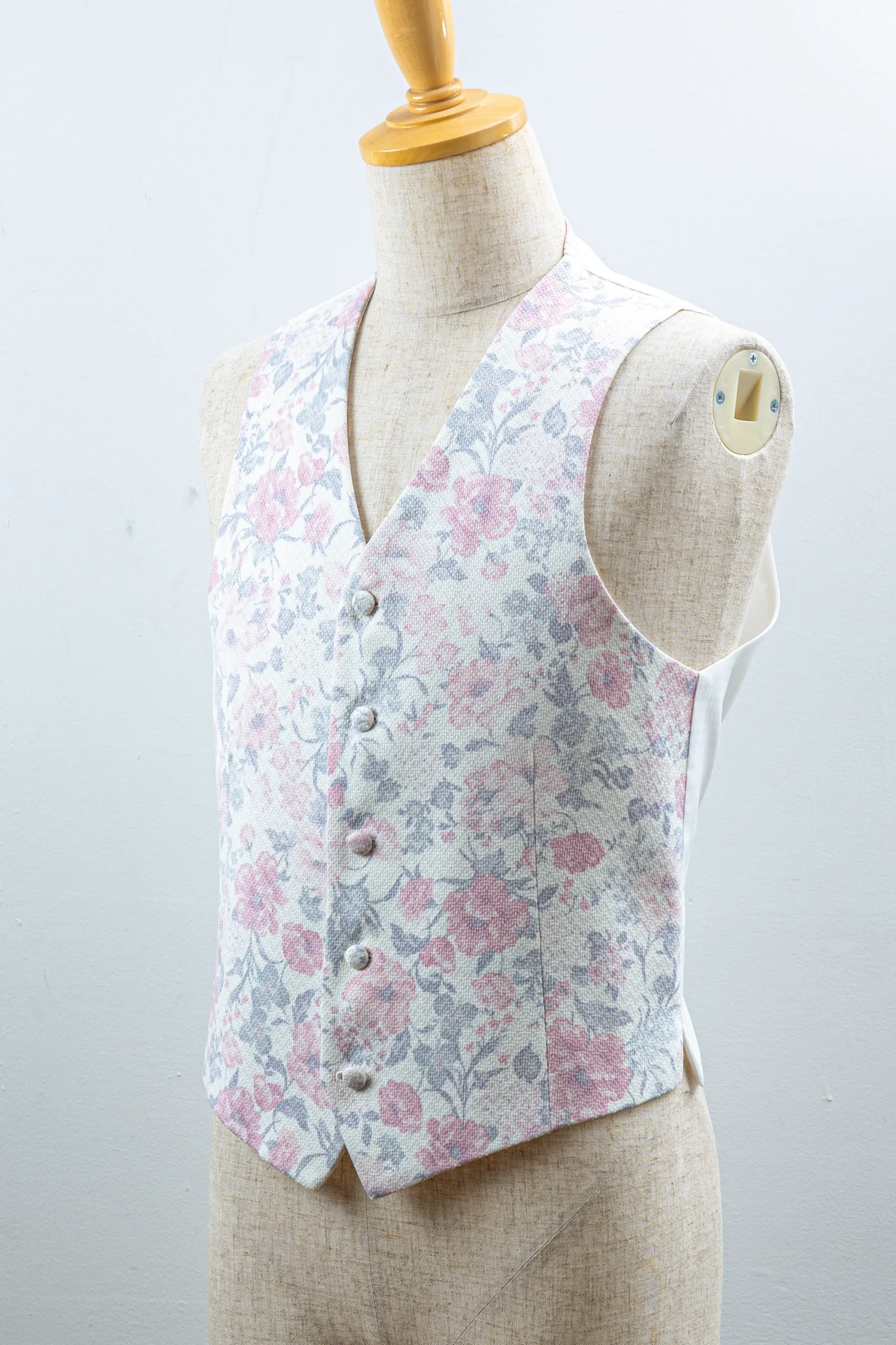 新郎用白地フラワー柄のメンズベスト 結婚式フォーマルベスト