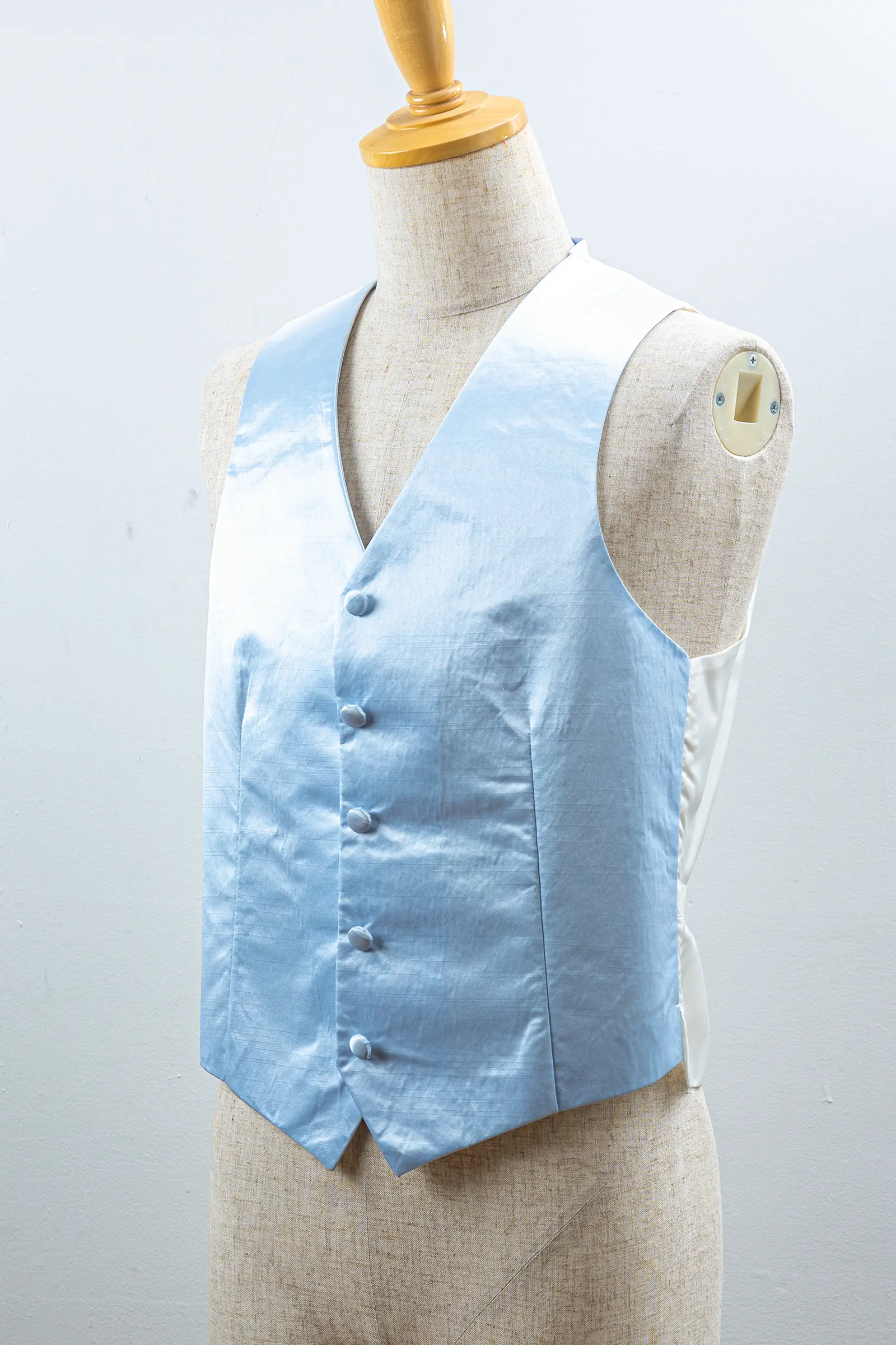 新郎用ライトブルーの光沢メンズベスト 結婚式フォーマルベスト