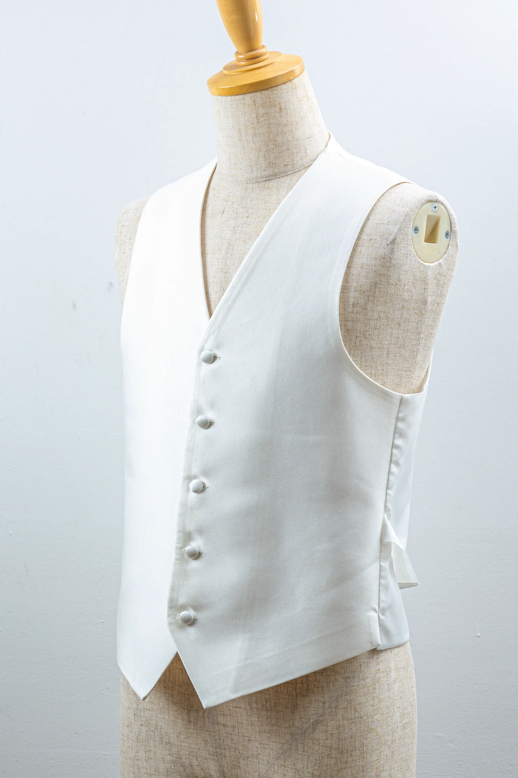 新郎用ホワイトのメンズベスト 結婚式用シンプルフォーマルベスト