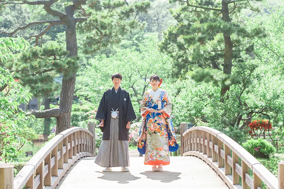 横浜・三溪園の橋の上での和装フォトウェディングを行う新郎新婦