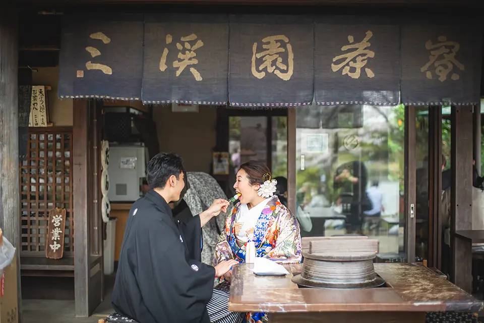 横浜の三溪園で和装前撮り中に団子を食べるシーンを楽しむ新郎新婦