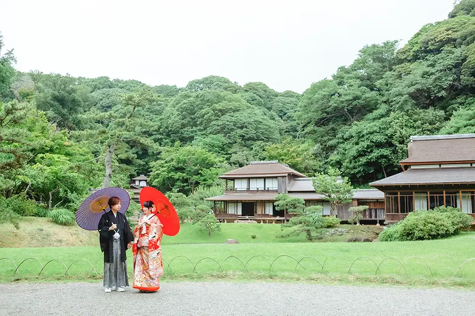 横浜の三溪園で歴史建築と庭園を背景に和装フォトウェディングを行う新郎新婦